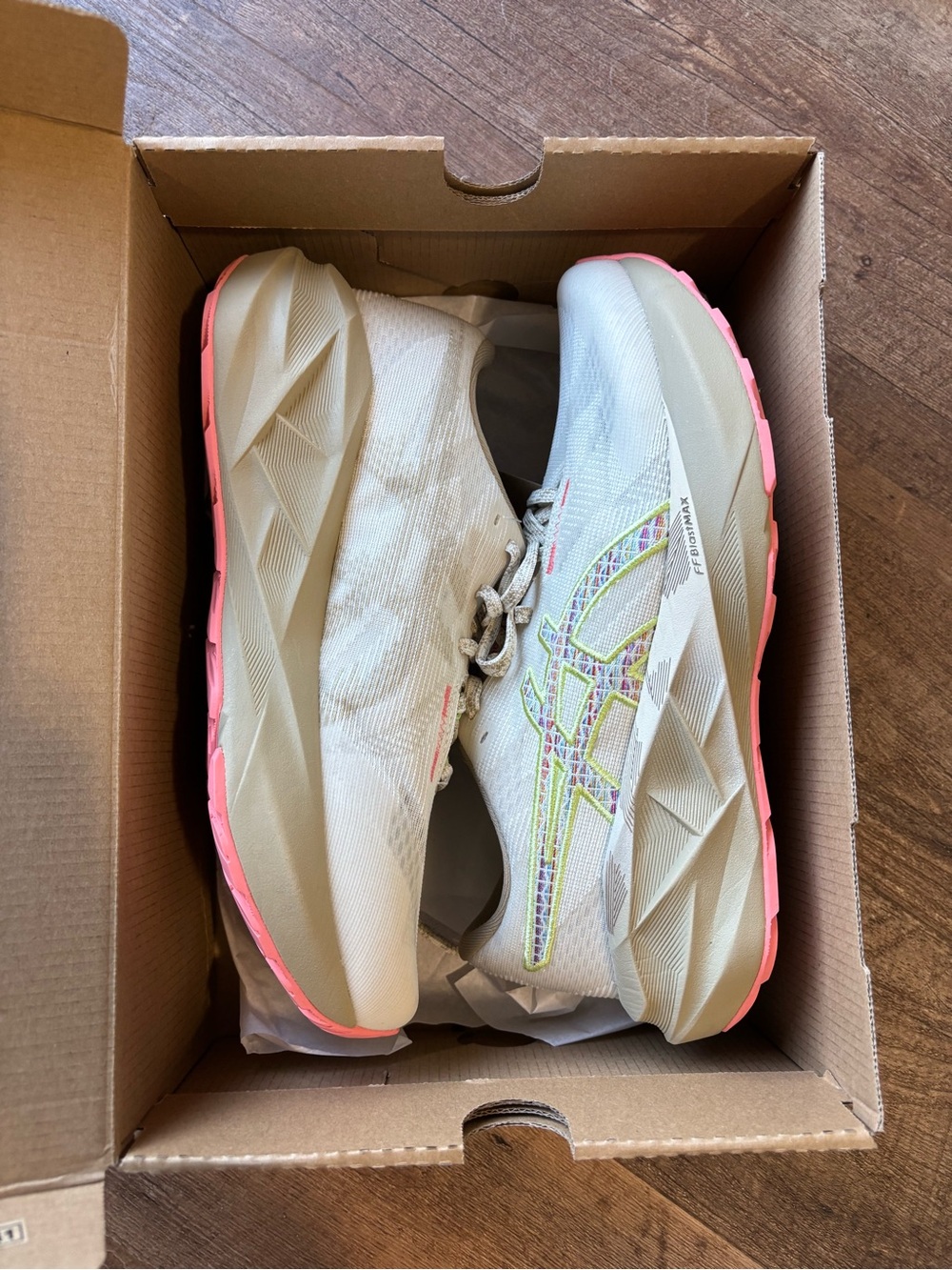 Asics NovaBlast 5 TR women’s 8.5 - Picture 3 of 7